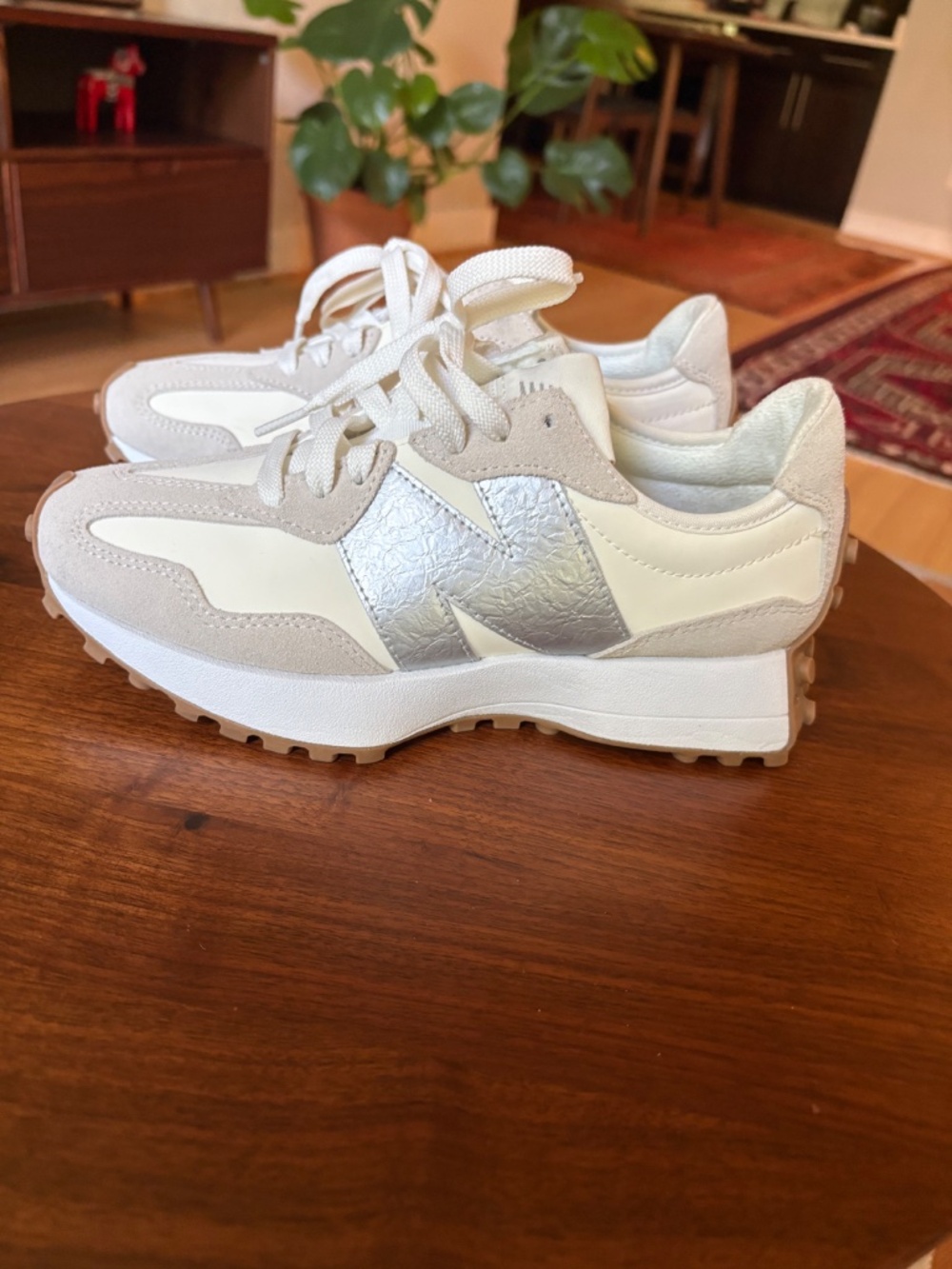 New Balance 327 in Silver NWT in 6.5 - Picture 1 of 9